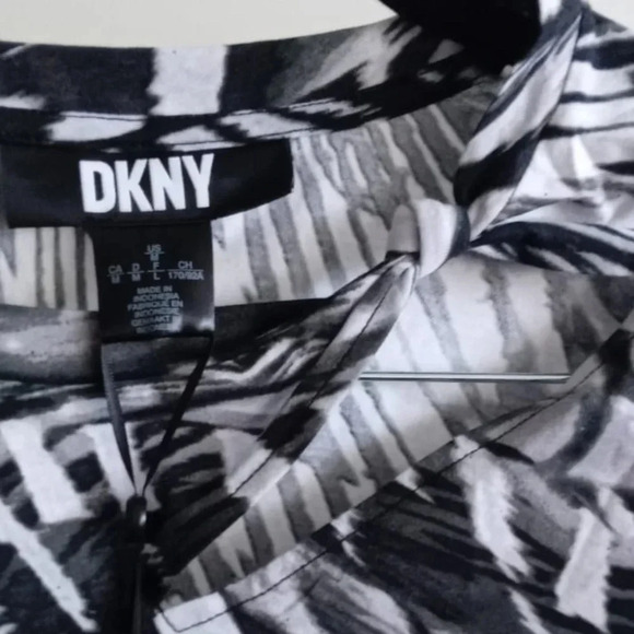NWT DKNY Black and white T Shirt size M - Picture 4 of 4